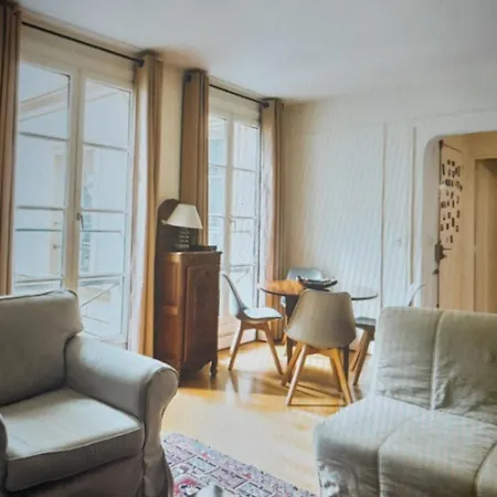 1 Minute Gare Montparnasse , Center, Awsome Place, Close To Eiffel Tour And Louvre Meusm , Front Metro * Paris