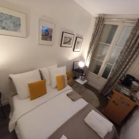 1 Minute Gare Montparnasse , Center, Awsome Place, Close To Eiffel Tour And Louvre Meusm , Front Metro Apartment *