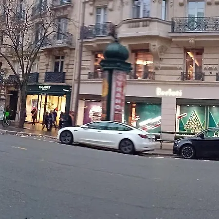 1 Minute Gare Montparnasse , Center, Awsome Place, Close To Eiffel Tour And Louvre Meusm , Front Metro Apartment *
