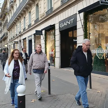 Apartment 1 Minute Gare Montparnasse , Center, Awsome Place, Close To Eiffel Tour And Louvre Meusm , Front Metro